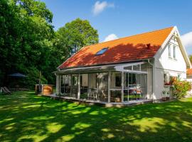 Cozy villa with hot tub, free parking，位于Älvängen的酒店