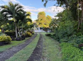 Private Studio in Gated Estate，位于Belmont的酒店