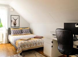 Private room, comfortable bed, free parking，位于Häljered的酒店