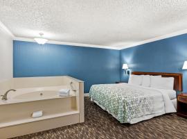 HomeTowne Studios by Red Roof Yuba City Bonanza - Marysville，位于尤巴城的酒店