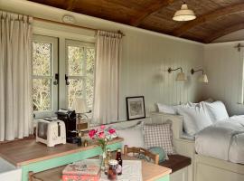 The Green Shepherd, a charming authentic cabin surrounded by beautiful countryside，位于维尔雅尔姆的酒店