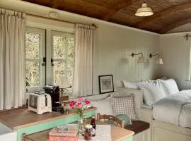 The Green Shepherd, a charming authentic cabin surrounded by beautiful countryside