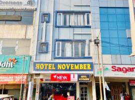 Hotel November 1 min from zirakpur bus stand，位于齐拉克普尔的酒店