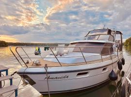 TraumZeitBoot Amavida Yacht auf dem Scharm&uuml;tzelsee Bad Saarow，位于巴特萨罗皮斯库夫的船屋