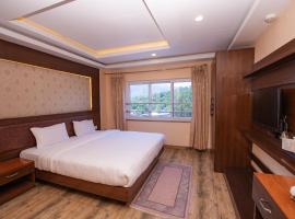 Hotel Yellow Pagoda Pokhara，位于博卡拉博卡拉机场 - PKR附近的酒店