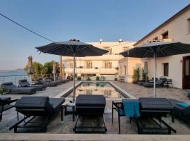 La vie luxury suites，位于迈加洛丘里的海滩酒店