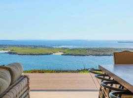Luxury Glass Villa with Hot Tub & Sea Views - Connemara，位于朗德斯通的酒店