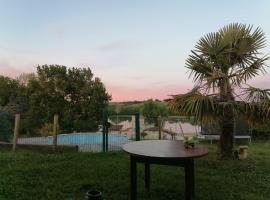 Villa au bord du lac，位于Saramon的酒店