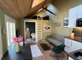 Cozy backyard apartment，位于特隆赫姆的带停车场的酒店