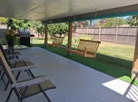 Gordon Head Bed & Breakfast 2 Bathroom 4TV 5 Beds, Private Yard, Kids Gym & Games, Breakfast, WorkStn, Laundry, Kitchen