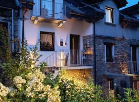 LA VIA DEL SALE accommodations holidays，位于多莫多索拉的带按摩浴缸的酒店