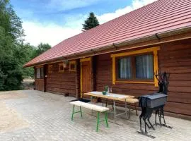 Privaatne maja metsas, kraanist voolab allikavesi