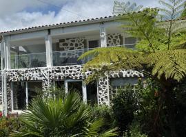 Moradia Terra Chã Sea View 1 to 4 pers，位于Lomba的度假屋