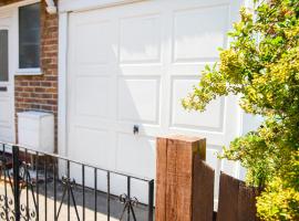 Brighton & Hove 4 bedrooms house with free parking in garage，位于布莱顿霍夫的酒店