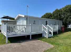 Your Seaside Escape at St Osyth Modern caravan with decking and wifi and parking Nr to Clacton on Sea，位于Saint Osyth的酒店