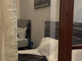 Hotel Kedar Bliss Heaven inn，位于Gaurikund的酒店
