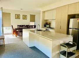 Rooms to share In heart of Asian Vietnamese area