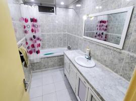 Warm F4, good location，位于斯基克达的酒店