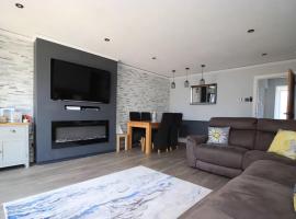 An entire two bed sea side bungalow with lazy spa，位于Cliftonville的Spa酒店