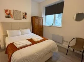 Luxury 5BR House Sleeps 10 Entire Home in Cardiff City Centre