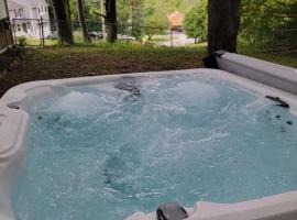 Mountain View Villa with HotTub-MovieTheater Fire Pit Gameroom，位于West Milford的酒店