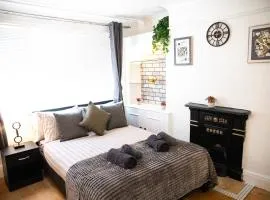 Brighton & Hove 4 bedrooms house with free parking in garage