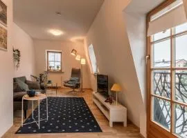 Lovely Apartment Quiet, bright, generous for two, private parking