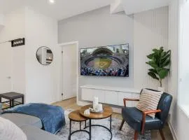 New Luxury Suite Heart of Toronto Sleeps 10