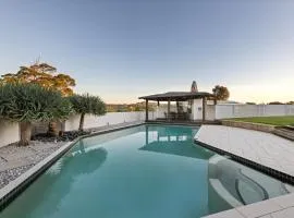 Maroochydore 5-Bed Retreat with Pergola & Bar