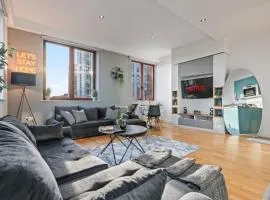 Leeds Elegant Central Flat - Sleeps 8 - Highrise View City Centre