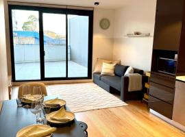 Modern 2 Bed 2 Bath Apartment with Parking opposite Westfield Doncaster，位于唐卡斯特的酒店