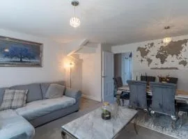 Walk to Liverpool Airport - Luxury Stay with EV Charge - Fast WiFi