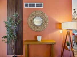 HotTub, Theater, Kings, & Firepit - NearWesley，位于威奇托的酒店