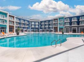 Cambria Hotel Rehoboth Beach，位于柏斯海滩的带停车场的酒店