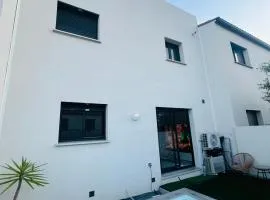 Belle chambre dans villa neuve avec piscine