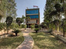 Hotel O The Grand Imperial Restaurant & Hotel Dhuva Railway station，位于Morbi的酒店