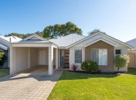 Ocean Blue Bungalow Easy Beach Stay in Busselton，位于Broadwater的酒店