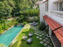 Villa Lluvia 5bhk-Huge Pvt Pool-Caretaker-Bathtub-Big Garden-Genset Backup- Siolim，位于Oxel的酒店