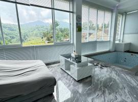 Teras Luhur Villa dengan Jacuzzi，位于Sindangwangi的酒店
