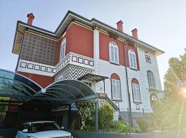Villa WOLF - A 1919 original Swiss Villa with Garden near Como，位于Balerna的酒店