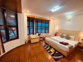 Hotel Hadimba palace Sky Mountain View - Near Mall Road , Manali，位于马拉里的酒店