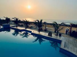 Coconut Pointe Villa & Beach Resort，位于Prampram的酒店