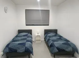 Twin Room in Modern and Spacious House - R91