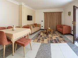 3BR Apartment Near Cairo Airport Cozy Bright，位于Obour的酒店