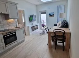 Newly Refurbed 1BD Cottage in Prime Location