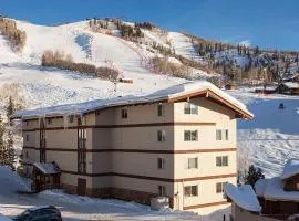 Updated 2 Bed 2 Bath Ski In Ski Out with King Beds, Hot Tub, Private Balcony