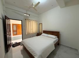 Sridevi Rooms，位于Nidigere的酒店