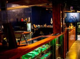 Surf & Arte Hostel，位于卡波布里奥的酒店