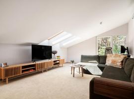 Forest & Waves - Luxury Seaside Retreat with Pool, 90m to the Beach & Pro Workstations，位于卢克钦的酒店