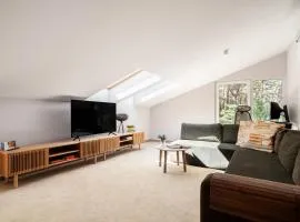 Forest & Waves - Luxury Seaside Retreat with Pool, 90m to the Beach & Pro Workstations